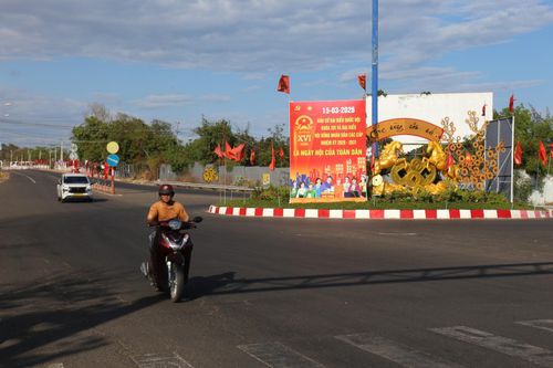 Tuyến đường Võ Nguyên Giáp ở trung tâm du lịch Mũi Né rợp bóng cờ hoa, biểu ngữ