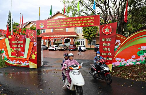 Pano tuyên truyền ngày bầu cử ĐBQH và HĐND các cấp nhiệm kỳ 2026-2031 được trang trí trang trọng tại các khu vực bỏ phiếu phiếu
