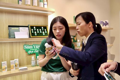 Nhiều người dân tới tìm hiểu sản phẩm hàng Việt. Ảnh: B.T
