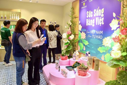 Nhiều người dân tới phố đi bộ Hồ Hoàn Kiếm cuối tuần cũng đã tới tham quan gian hàng. Ảnh: B.T