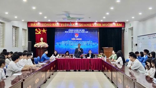 Phó Bí thư Thường trực Đảng ủy phường Nguyễn Xuân Hiền trao đổi với các cử tri tuổi 18 về những nội dung quan trọng liên quan đến công tác bầu cử. Ảnh: Nguyên Anh