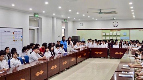 Cử tri tuổi 18 đã nêu nhiều câu hỏi về luật bầu cử và thời gian bầu cử. Ảnh: Nguyên Anh