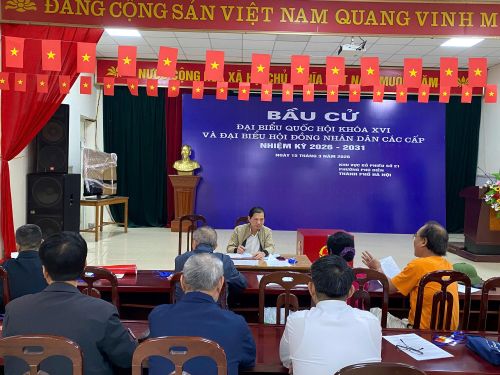 Ông Nguyễn Thanh Tâm, Bí thư Chi bộ tổ dân phố số 7, đồng thời là Tổ trưởng tổ bầu cử số 21 (phường Phú Diễn), cùng Ban Công tác Mặt trận rà soát các khâu chuẩn bị