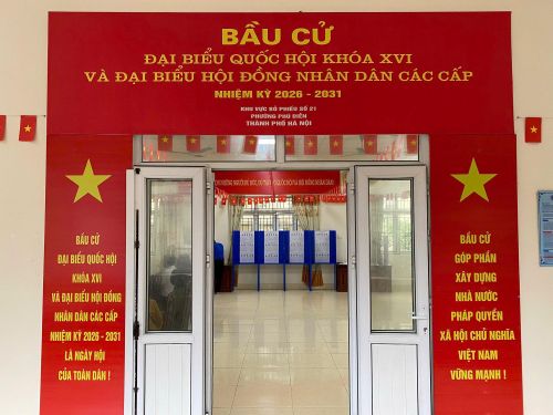 Không gian bên trong các nhà sinh hoạt cộng đồng được trang trí trang nghiêm, tạo không khí hân hoan cho ngày hội toàn dân