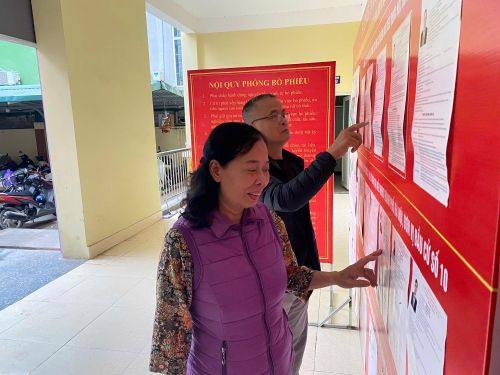 Các cử tri dành thời gian nghiên cứu kĩ lưỡng thông tin về các ứng cử viên và chương trình hành động được niêm yết để đưa ra lựa chọn sáng suốt nhất