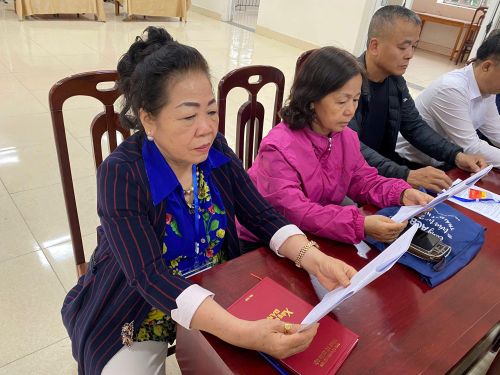 Thành viên tổ bầu cử tập trung thực hiện những công đoạn cuối cùng để chuẩn bị cho ngày bỏ phiếu