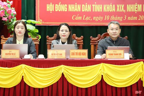 Chủ trì hội nghị.