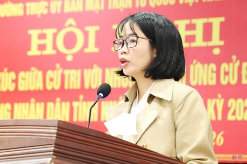 Bà Nguyễn Thị Yến - Phó Chánh Văn phòng Đảng ủy xã Thiên Cầm trình bày chương trình hành động.