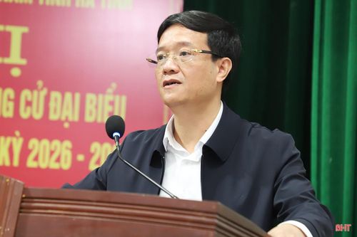 Ông Nguyễn Bá Đức - Bí thư Đảng ủy, Chủ tịch HĐND xã Thiên Cầm trình bày chương trình hành động.
