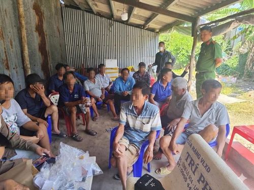  Các đối tượng tại hiện trường đá gà trực tuyến “ĐÁ GÀ 67”. Ảnh: Triệu Minh Bằng. 