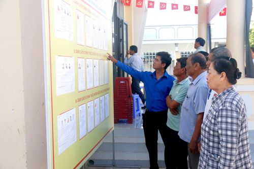 Tại các khu vực bỏ phiếu, người dân xã Bắc Bình luôn nghiêm túc tìm hiểu thông tin từng ứng cử viên