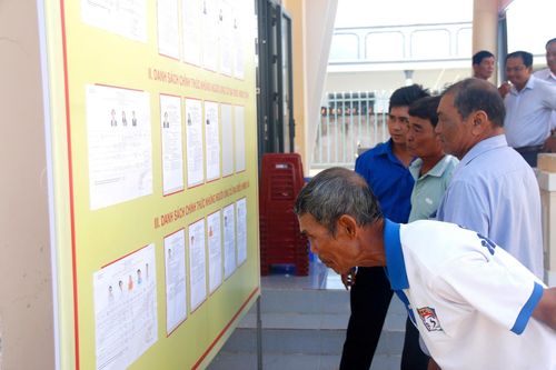 Cử tri tìm hiểu kỹ từng ứng viên dù là cấp xã