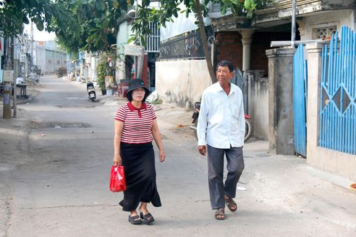 Cán bộ thôn đi từng nhà tuyên truyền vận động bầu cử