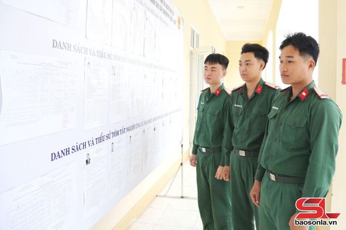 Chiến sĩ Trung đoàn 754 nghiên cứu tiểu sử các ứng cử viên.