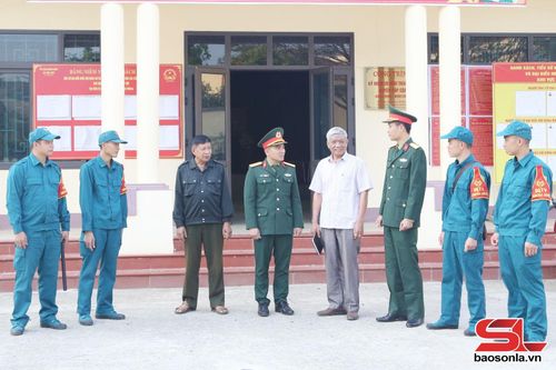 Cán bộ Ban CHQS xã Sốp Cộp tuyên truyền về bầu cử tại cơ sở.