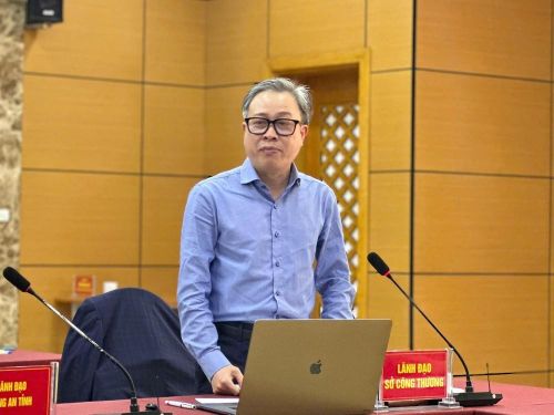 Lãnh đạo Sở Công thương Quảng Ninh thông tin về các giải pháp bình ổn giá cả thị trường, bảo đảm an ninh năng lượng trên địa bàn tỉnh tại Hội nghị thông tin báo chí thường kỳ. Ảnh T.D