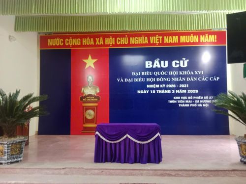 Nhà văn hóa thôn Tiên Mai (khu vực bỏ phiếu số 27) đang hoàn tất những khâu cuối cùng cho ngày bầu cử. Ảnh: VB