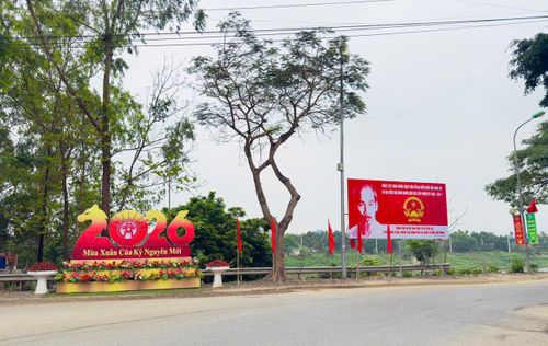Các tuyến đường tại xã Hương Sơn được trang trí trang nghiêm. Ảnh: VB