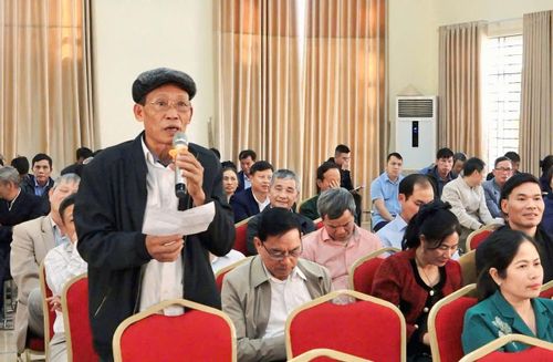 Cử tri xã Hương Sơn kỳ vọng các ứng cử viên nếu trúng cử sẽ thực hiện đúng cam kết chương trình hành động khi vận động bầu cử. Ảnh: VB
