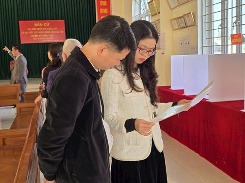 Đồng chí Phạm Thị Khánh Huyền, Phó Chủ tịch Ủy ban MTTQ Việt Nam xã, Chủ tịch Hội Liên hiệp phụ nữ xã Dân Hòa tham gia đoàn kiểm tra, giám sát của Đảng ủy và MTTQ xã. Ảnh: PV