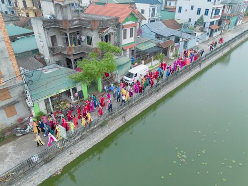 Hội Liên hiệp phụ nữ xã diễu hành áo dài trên nền bài hát "Ta đi bầu cử". Ảnh: PV
