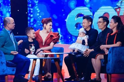 Được biết, mẹ ruột Thanh Thảo cách đây 7 năm đã xuất hiện trong chương trình "60 phút rực rỡ". Đây là lần hiếm hoi khán giả biết được về vóc dáng lẫn thân thế của mẹ ruột nàng "búp bê" Vbiz. Bình thường, Thanh Thảo rất kín tiếng về chuyện gia đình và ít khi chia sẻ về mẹ. Trong chương trình này, cô đã để mẹ xuất hiện trước công chúng một cách công khai.