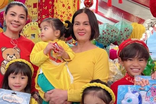 Hiện tại, mẹ ruột Thanh Thảo yên tâm hơn về chuyện đời tư của con. Bà hạnh phúc khi con đã yên bề gia thất được chồng yêu thương. Mẹ ruột Thanh Thảo dành lời khen cho con rể: "Tom là một doanh nhân rất tài giỏi, ít nói và rất thương vợ, thương con”. Bà cũng kể, khi ở nhà, Tom thường giành hết việc chăm sóc cho con gái nhỏ, chỉ khi nào đi công việc với vợ thì Tom mới để cho bà ngoại trông nom.