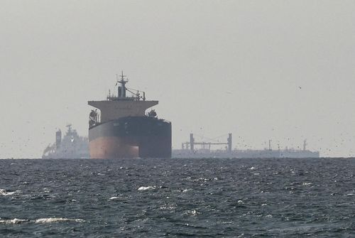  Một tàu chở dầu di chuyển trên Vịnh Ba Tư, gần eo biển Hormuz ngày 11/3. Ảnh: Reuters 