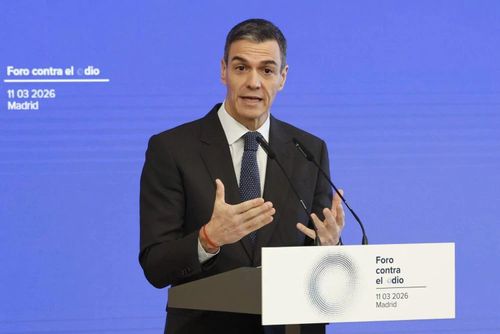  Thủ tướng Tây Ban Nha Pedro Sanchez phát biểu trong lễ khai mạc Diễn đàn Quốc tế Chống Hận thù lần thứ nhất tại Madrid (Tây Ban Nha) ngày 11/3. Ảnh: EPA. 