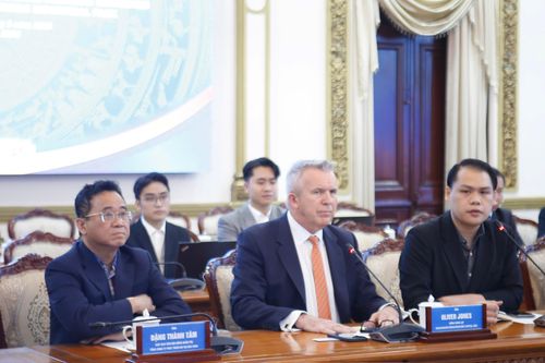  Ông Oliver Jones, đồng sáng lập AIC và ông Đặng Thành Tâm, Chủ tịch Kinh Bắc tại buổi lễ. Ảnh: Võ Liên. 