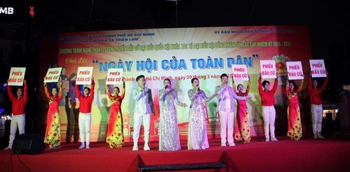 Chương trình nghệ thuật tuyên truyền bầu cử với chủ đề “Ngày hội toàn dân” do Trung tâm Văn hóa và Triển lãm TP.HCM tổ chức