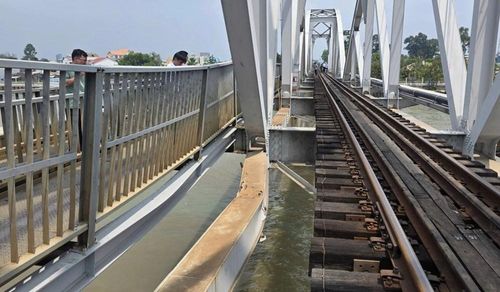 Thanh dầm thép tại nhịp số 2 bị cong vênh sau vụ va chạm