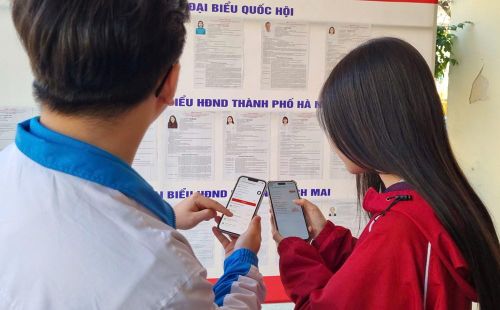 Sinh viên ứng dụng công nghệ kiểm tra, đối chiếu thông tin