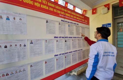 Danh sách các ứng cử viên được niêm yết tại các điểm bỏ phiếu của Đại học Bách khoa Hà Nội