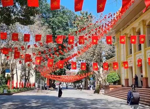 Không gian tại các trường đại học, nơi có điểm bỏ phiếu cũng được trang hoàng cờ hoa, băng rôn rực rỡ