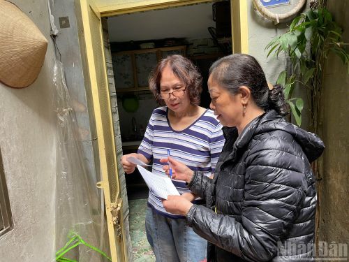  Có những hộ gia đình đi làm vắng nhà, lực lượng làm nhiệm vụ phải quay lại nhiều lần để trao thẻ tận tay cử tri. 
