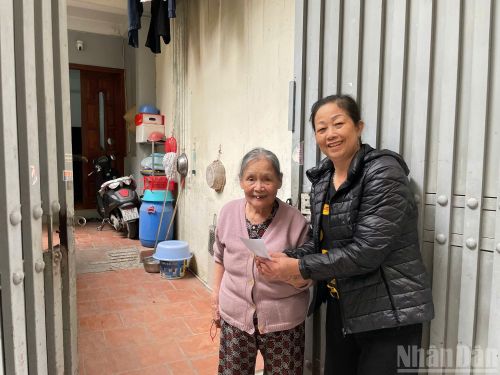  Ghi nhận của phóng viên tại phường Đại Mỗ sáng 11/3, cán bộ cơ sở đến từng nhà trao thẻ cử tri tới người dân. 