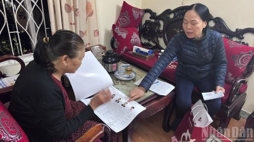  Không chỉ phát thẻ cử tri, các tổ dân phố còn kết hợp tuyên truyền, hướng dẫn người dân tìm hiểu về danh sách ứng cử viên cũng như quyền và nghĩa vụ của cử tri trong ngày bầu cử. 