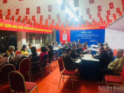  Công tác chuẩn bị từ khâu tuyên truyền, rà soát danh sách, phát thẻ cử tri đến việc đóng dấu, sắp xếp và kiểm đếm phiếu bầu đều được triển khai chặt chẽ, đúng quy trình. 