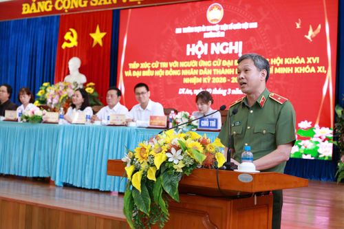 Thiếu tướng Tạ Văn Đẹp tại buổi tiếp xúc cử tri ở phường Dĩ An