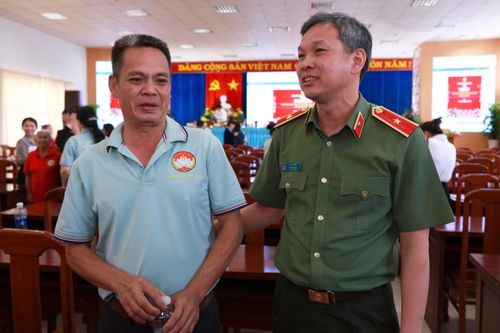 Thiếu tướng Tạ Văn Đẹp trao đổi với cử tri tại phường Dĩ An