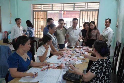 Kiểm tra công tác phân loại, sắp xếp thẻ cử tri theo danh sách tại điểm bỏ phiếu Khu phố Bình Thuận 2