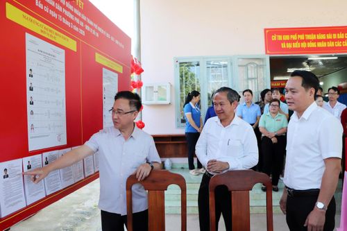 Đồng chí Đặng Minh Thông kiểm tra việc niêm yết danh sách người ứng cử tại phường Phú An