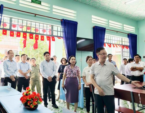 Đoàn công tác kiểm tra tại điểm bỏ phiếu khu phố Chánh Nghĩa 3, phường Thủ Dầu Một