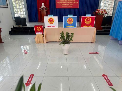 Phường Chánh Hiệp thiết kế mũi tên hướng dẫn trên sàn hội trường để hướng dẫn cử tri
