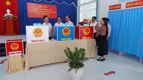 Đoàn kiểm tra điểm bỏ phiếu là trụ sở khu phố tại phường Chánh Hiệp