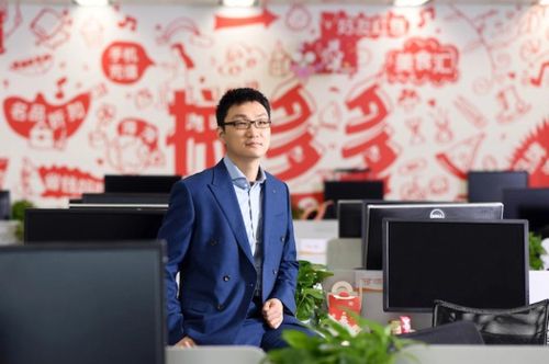 Năm 2015, ông lập Pinduoduo, nhanh chóng trở thành đối thủ của Alibaba và JD.com..