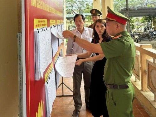 Đồng chí Phan Quốc Việt - Trưởng Công an xã Ba Xa kiểm tra các khu vực niêm yết danh sách cử tri.