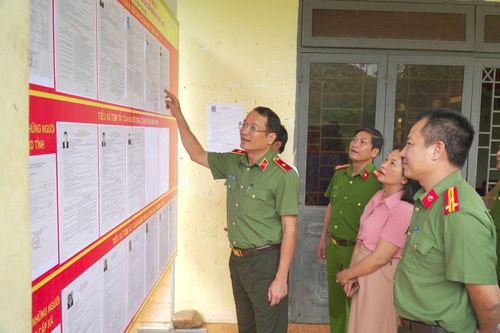 Thiếu tướng Hồ Song Ân – Giám đốc Công an tỉnh Quảng Ngãi kiểm tra điểm bỏ phiếu tại xã Ba Tô.