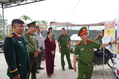 Đại tá Lê Xuân Hưng - Phó Giám đốc Công an tỉnh kiểm tra điểm bỏ phiếu tại xã Trà Bồng.